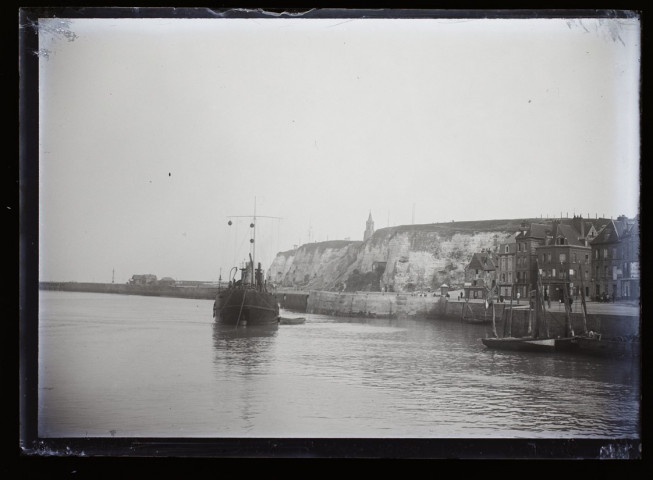 Dieppe - vue prise sur le port - septembre 1901