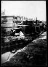 Navire de guerre armé d'un canon amarré dans le port d'Amiens près du stade nautique