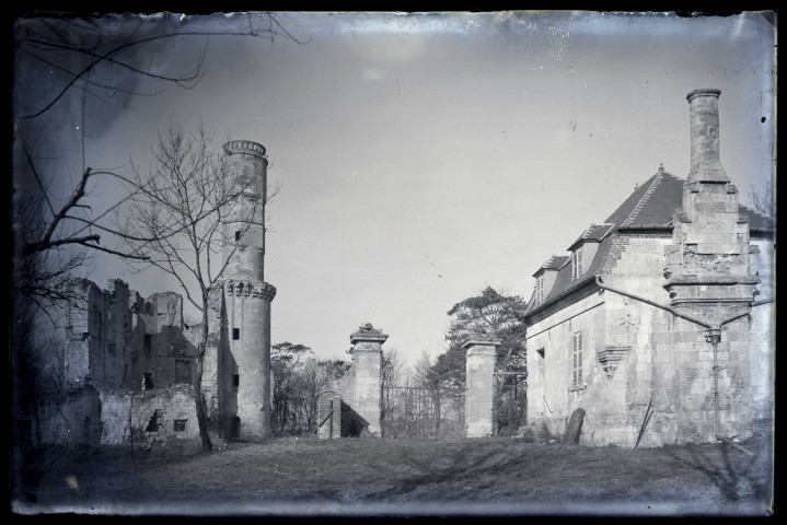 Le château de Folleville et le pavillon (ancien corps de gardes) du château de Folleville