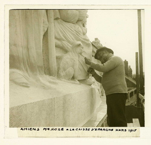 Amiens (Somme). Albert Roze travaillant sur la sculpture de la Caisse d'Epargne