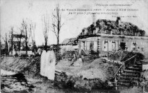 La France reconquise (1917) - Ruines à HAM (Somme) Au 1er plan 3 gros obus non explosés