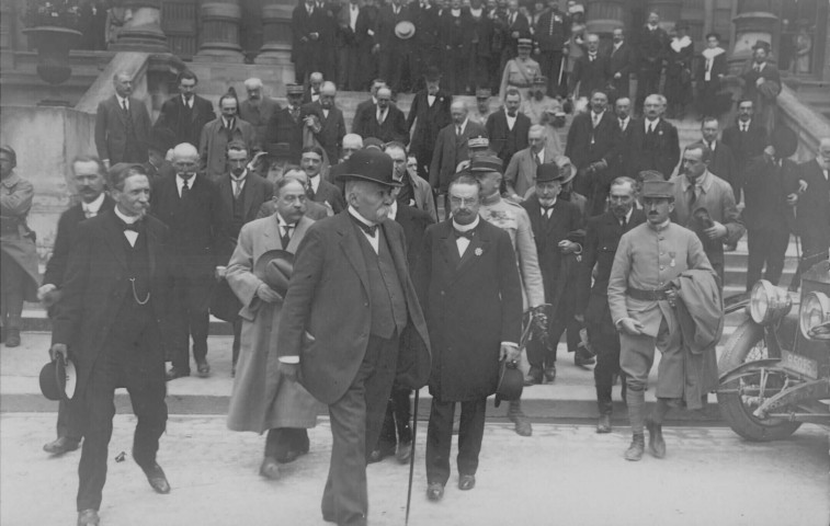 Visite officielle de Raymond Poincaré en 1919 : le président de la République sort de l'hôtel-de-ville, accompagné de nombreuses personnalités dont M. Klotz et le maire, M. Duchaussoy