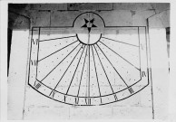 Namps-au-Mont. Le cadran solaire du château