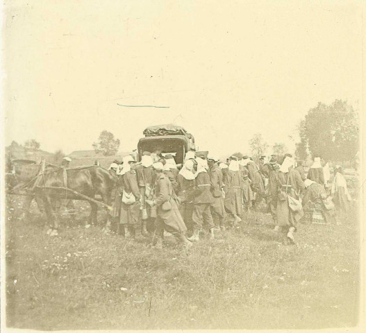 Manoeuvres militaires dans la Somme et l'Oise : soldats près d'une cantinière
