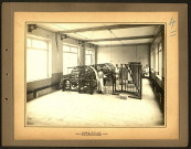 Reconstruction de la Fabrique Française de Gazes à Bluter (F.F.G.B.) à Sailly-Saillisel (Somme). Ouvrières au travail dans l'atelier d'ourdissage