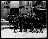 Amiens. Soldats écossais posant devant l'église Saint-Anne