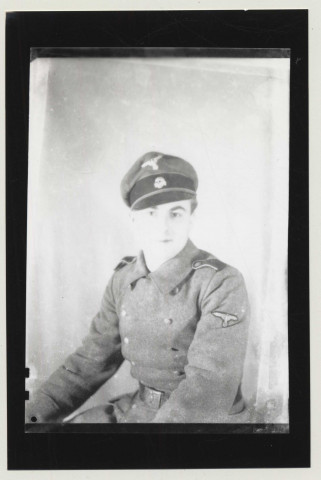 Portrait d'un militaire de rang de la 9e Panzerdivision SS Hohenstaufen, une des trente-huit divisions de Waffen-SS. Schütze / Mann (Fusilier)