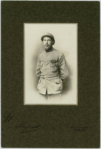 PHOTOGRAPHIE MONTRANT LE PORTRAIT EN BUSTE DE MARCEL RISER, MEDECIN AUXILIAIRE AU 329° REGIMENT D'INFANTERIE. AVEC CROIX DE GUERRE ET MEDAILLE MILITAIRE. COLLEE SUR CARTON BRUN. Le 329ème régiment d'infanterie est celui de Maurice Le Poitevin