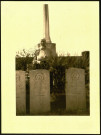 Blanche Mille à Vrely, posant devant les stèles de soldats britanniques morts le 10 août 1918
