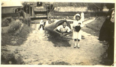 Chuignes (Somme). Enfants de la famille Delignières prenant la pose dans le fût du canon la Bertha
