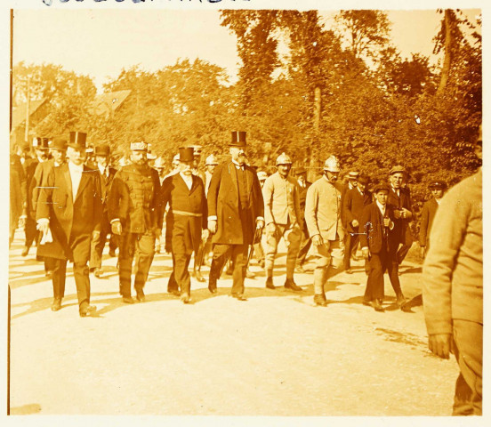 Cortège des officiels dans le cadre de festivités commémorant la guerre de 1914-1918