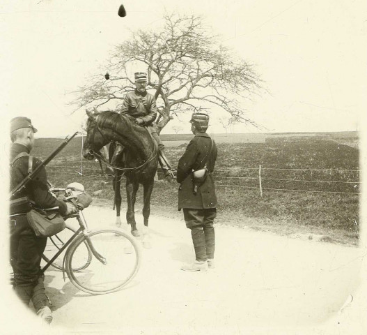 Manoeuvres militaires de Picardie du 2e Corps d'Armée : officiers à cheval discutant avec un sous-officier sur le bord d'une route lors d'une halte