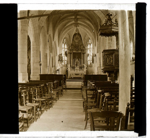 Fontaine-sur-Somme. Intérieur de l'église : la nef