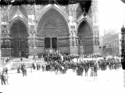 Fête des archers. Le rassemblement de la Compagnie Fondamentale des Chevaliers et des Archers d'Amiens (1803-1903) sur le parvis de la cathédrale