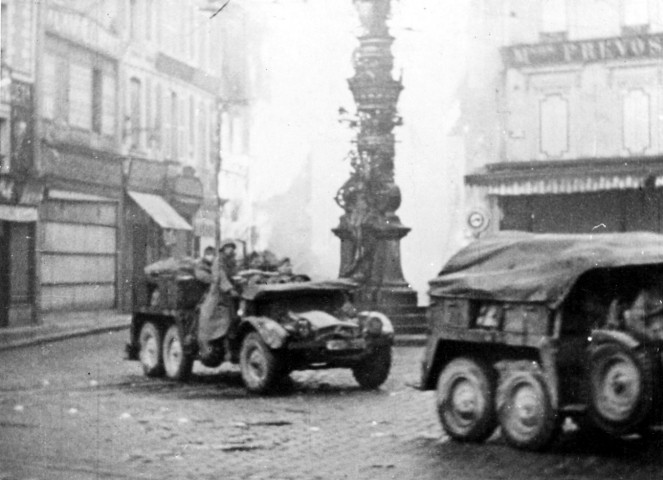 Guerre 1939-1945. Véhicules militaires allemands traversant la place Gambetta, 20 mai 1940