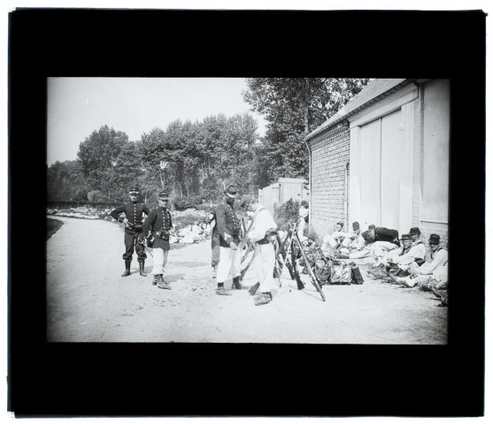 [Manoeuvres militaires]