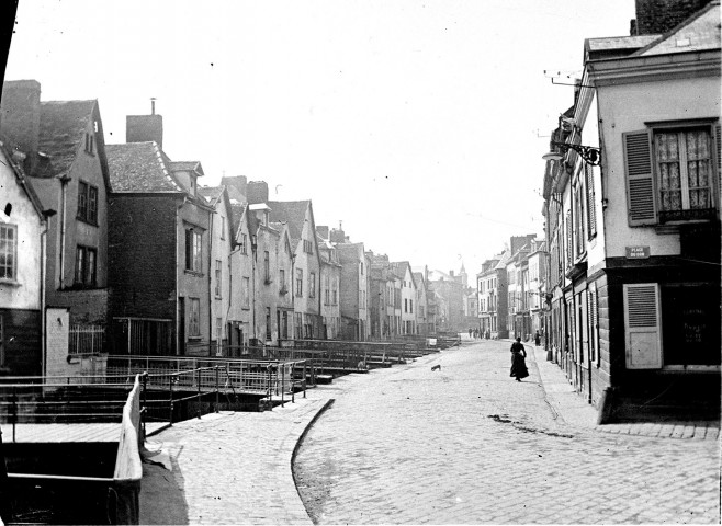 Quartier Saint-Leu. Une rue pavée bordée de vieilles maisons sur les canaux