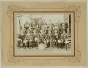 PHOTOGRAPHIE MONTRANT UN GROUPE DE JEUNES GENS DE LA CLASSE 1912 A HALLENCOURT