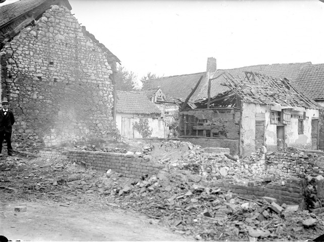 Un groupe de maisons en ruines