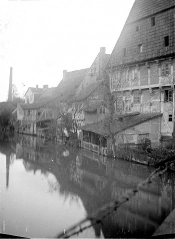 Un canal bordé de maisons anciennes