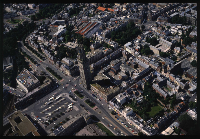 Amiens. Vue aérienne. La Tour Perret, la gare, le garage Citroën et son parking aérien