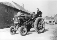 Coisy. Deux paysans, Daniel Vanherpe et Etienne Dely sur un tracteur