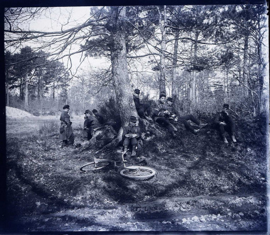 Manoeuvres militaires de Picardie du 2e Corps d'Armée : une halte des troupes sur un bois