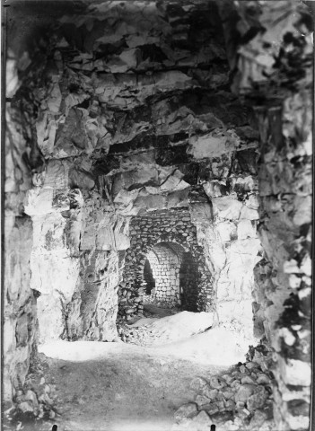 Les souterrains de Grattepanche, dont le réseau a été constitué durant les XVIIe et XVIIIe siècles par les villageois pour échapper aux guerres