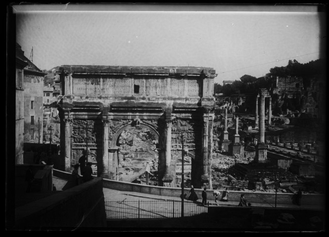 [L'Arc de Septime Sévère est un arc de triomphe antique qui se trouve à Rome à une extrémité du Forum romain, au pied de la colline du Capitole]
