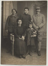 Photo studio : trois soldats, dont Joseph Pilette et Lucien Pilette, Rosa Renard assise et Lucille Pilette âgée de 8 ans