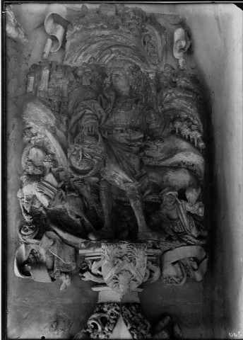 L'église abbatiale de Saint-Riquier : détail du bas-relief de la trésorerie