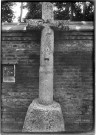 La croix médiévale en tuf, typique du Vimeu, à Tully (Somme)