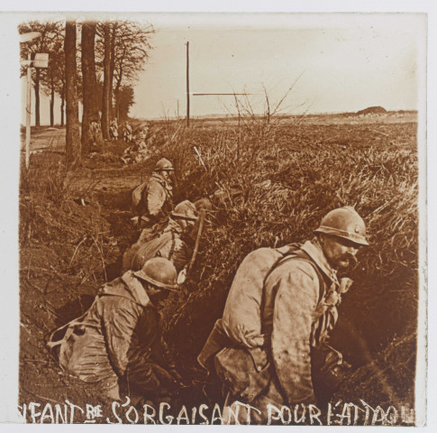 Vers Montdidier (Somme), infanterie s'organisant pour l'attaque