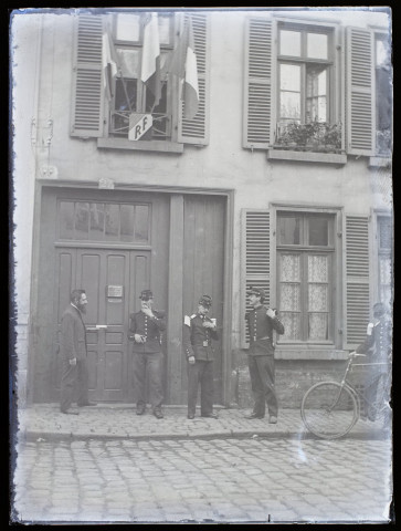 [Groupe de soldats posant lors de la célébration d'un événement - L'Abri du Soldat à Amiens]