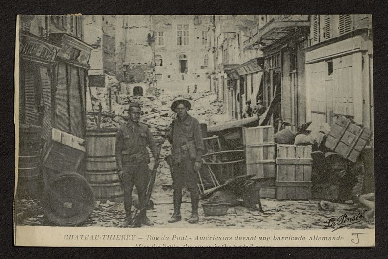 CHATEAU-THIERRY. RUE DU PONT. AMERICAINS DEVANT UNE BARRICADE ALLEMANDE. AFTER THE BATTLE, THE AMEX IN THE BRIDGE' STREET