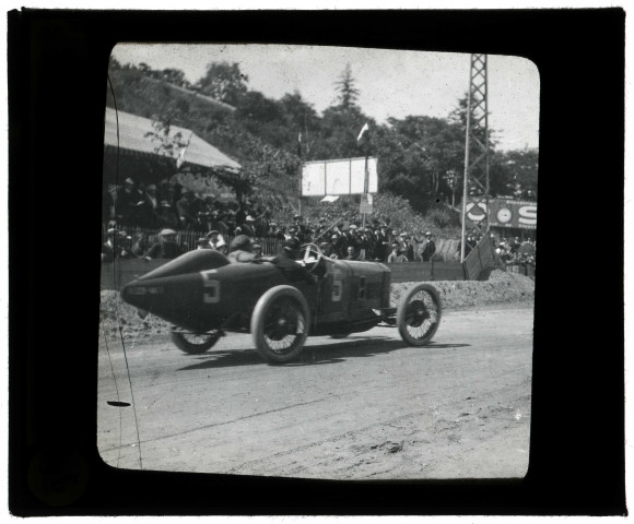 Boulogne. Le circuit automobile de 1913. Le passage de la voiture n° 5 du pilote français Repusseau (sur Schneider) devant les tribunes
