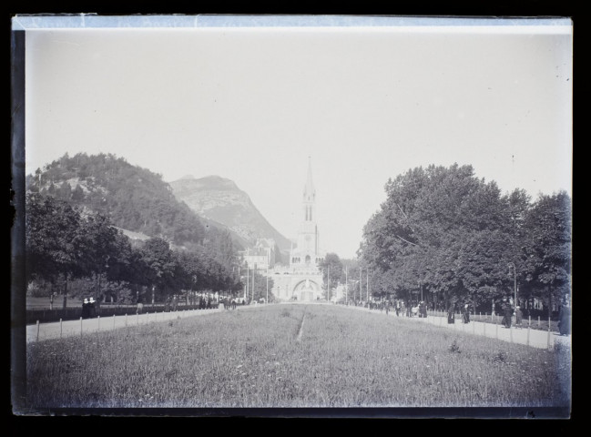 Lourdes Basilique vue du bout de l'esplanade - 1899