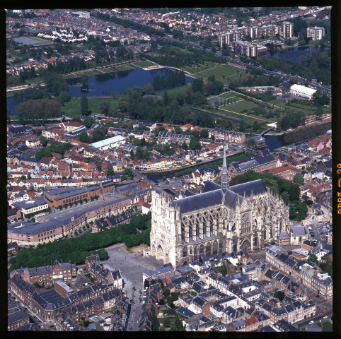 Amiens. Vue aérienne. La cathédrale Notre-Dame et le parc Saint-Pierre
