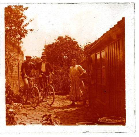Pierre, Paule et Jules. Jardin à Amiens