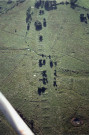 Photographie aérienne prise par François Vasselle en août 1980, montrant les traces dans un champ de Saigneville, d'un dépôt de munitions anglais et d'une ligne de chemin de de fer datant de la première guerre mondiale