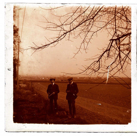 Deux hommes au bord d'un chemin de terre près d'Amiens
