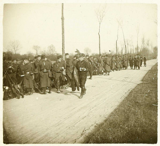 Manoeuvres militaires de Picardie du 2e Corps d'Armée : une halte des troupes sur une route