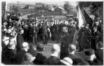 Guerre 1914 1918. Une cérémonie de remise de médaille militaire à un prêtre et un civil