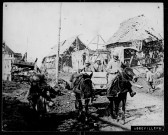 Assevillers vers 1916. Soldats français conduisant un attelage parmi les ruines du village