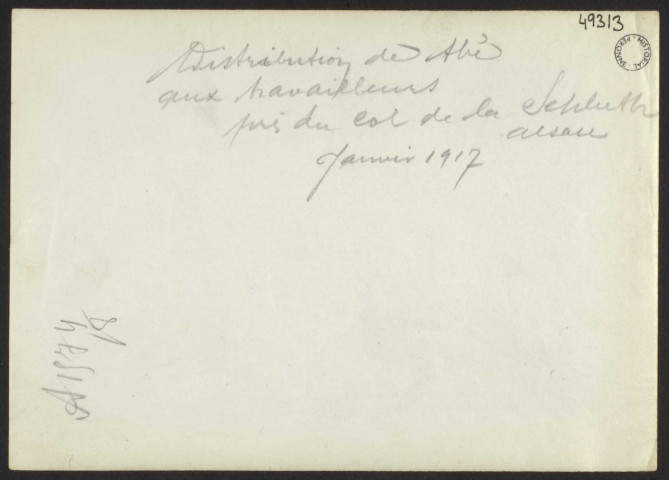 DISTRIBUTION DE THE AUX TRAVAILLEURS PRES DU DE LA SCHLUCHT. ALSACE. JANVIER 1917