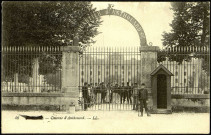 Carte postale intitulée "Verdun. Caserne d'Anthouard". Correspondance de Raymond Paillart à son fils Louis