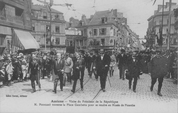 Amiens - Visite du président de la République. M. Poincaré traverse la Place Gambetta pour se rendre au Musée de Picardie