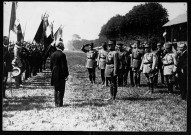 Le maréchal Foch remet un drapeau aux anciens combattants (le 10 juillet 1921) à l'hippodrome d'Amiens. A droite en jaquette, Barthou, ministre de la guerre