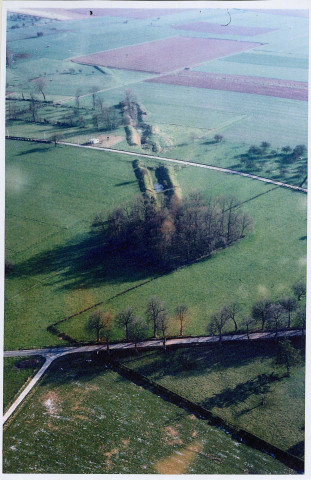 Photocopie d'une photographie aérienne prise par François Vasselle en 1980, montrant les traces d'une ancienne voie ferrée à Rambures en 1918