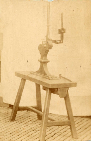 Dépôt de marque et de brevet. Modèle de machine outil pour la fabrication de crochets à oeillets ou agrafes de gouttière, créé par J. Lecocq
